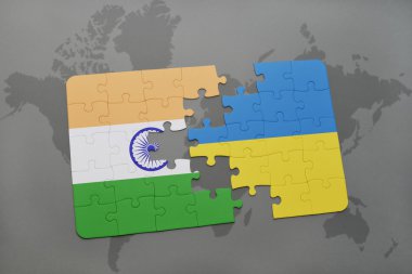 bir dünya haritası arka plan üzerinde Hindistan ve Ukrayna ulusal bayrağı ile bulmaca.