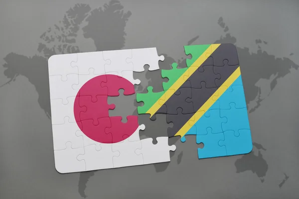 Puzzle a nemzeti zászló japán és Tanzánia a világtérképen háttér. — Stock Fotó