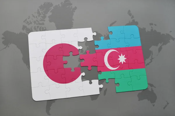 Bir dünya haritası arka plan üzerinde Japonya ve Azerbaycan ulusal bayrağı ile bulmaca. — Stok fotoğraf