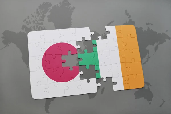 Головоломка с национальным флагом Японии и Ирландии на фоне карты мира . — стоковое фото