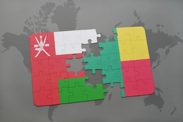 Puzzle a nemzeti zászló Omán és Benin a világtérképen háttér. — Stock Fotó