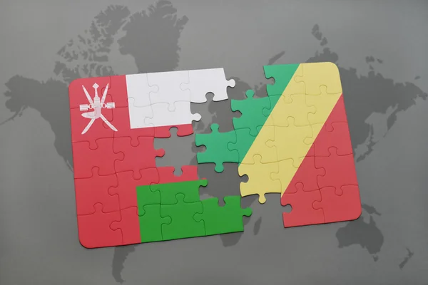 Puzzel met de nationale vlag van Oman en Republiek Congo op een wereld kaart achtergrond. — Stockfoto