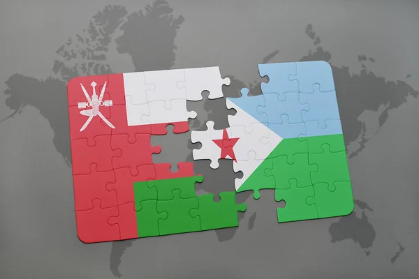 Puzzle con la bandiera nazionale di oman e djibouti su sfondo mappa del mondo . — Foto Stock