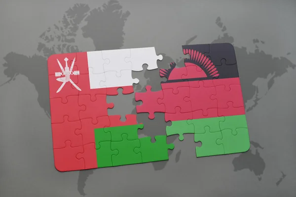 Puzzel met de nationale vlag van Oman en Malawi op een wereld kaart achtergrond. — Stockfoto