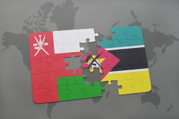 Puzzle con la bandiera nazionale di oman e mozambique su sfondo mappa del mondo . — Foto Stock