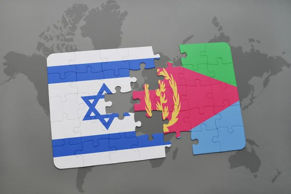 Quebra-cabeça com a bandeira nacional de israel e eritrea em um fundo de mapa do mundo . — Fotografia de Stock