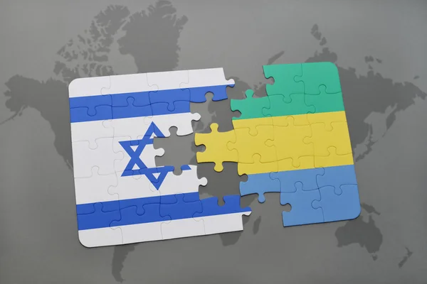Puzzle a nemzeti zászló Izrael és Gabon a világtérképen háttér. — Stock Fotó