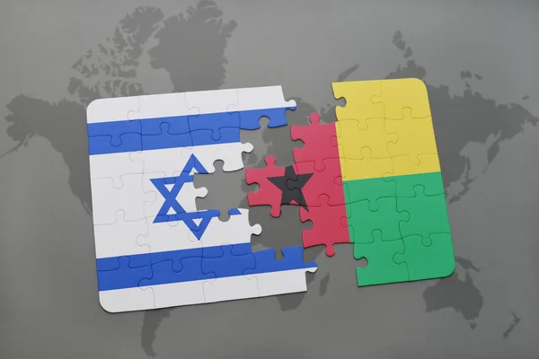 Puzzle a nemzeti zászló Izrael és Bissau-Guinea a világtérképen háttér. — Stock Fotó