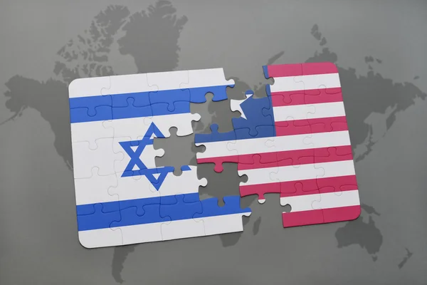 Puzzle a nemzeti zászló Izrael és Libéria a világtérképen háttér. — Stock Fotó