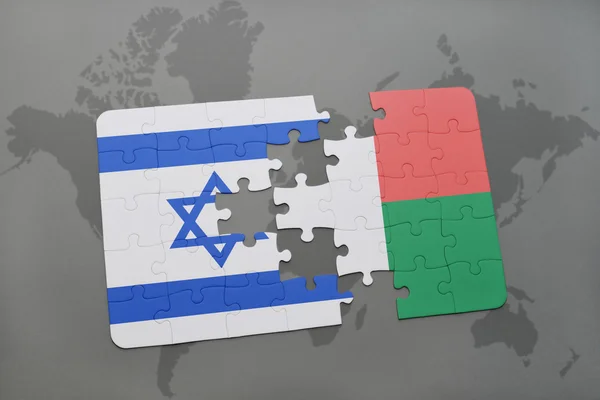 Quebra-cabeça com a bandeira nacional de israel e madagascar em um fundo de mapa do mundo . — Fotografia de Stock