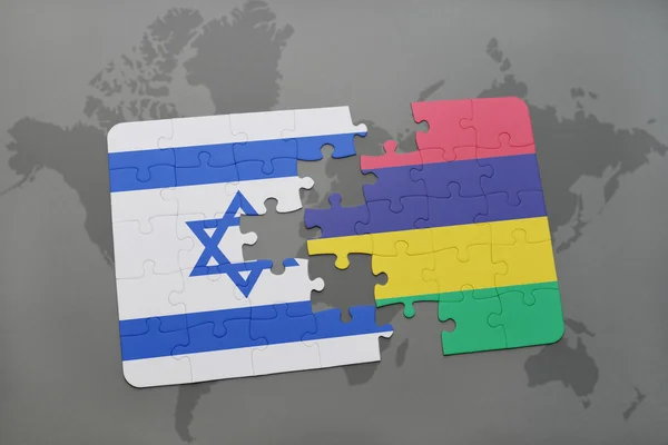 Puzzle mit der Nationalflagge von Israel und Mauritius auf einem Hintergrund der Weltkarte. — Stockfoto