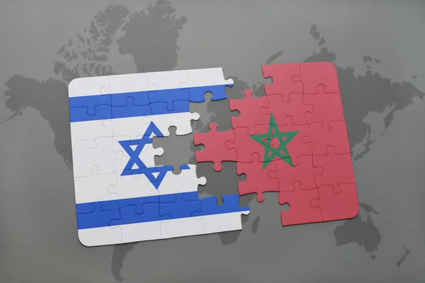 Puzzle a nemzeti zászló Izrael és Marokkó a világtérképen háttér. — Stock Fotó