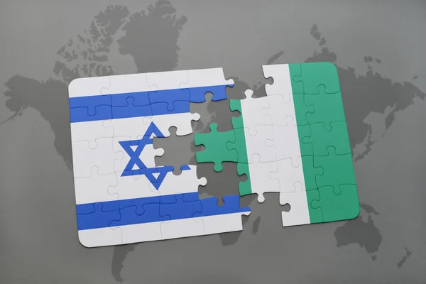 Puzzel met de nationale vlag van Israël en Nigeria op een wereld kaart achtergrond. — Stockfoto