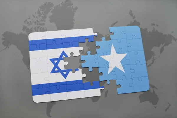 Puzzel met de nationale vlag van Israël en Somalië op een wereld kaart achtergrond. — Stockfoto