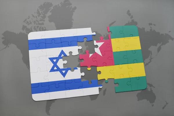 Puzzle a nemzeti zászló Izrael és Togo a világtérképen háttér. — Stock Fotó