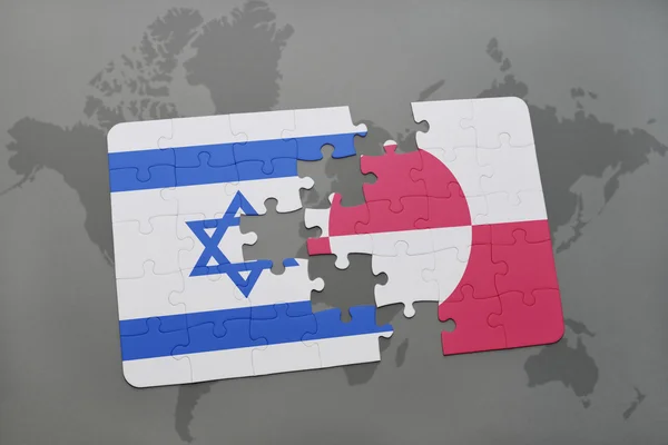 Quebra-cabeça com a bandeira nacional de Israel e da Groenlândia em um fundo de mapa do mundo . — Fotografia de Stock