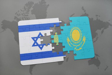 İsrail ve Kazakistan dünya harita arka plan üzerinde bayrağı ile bulmaca.