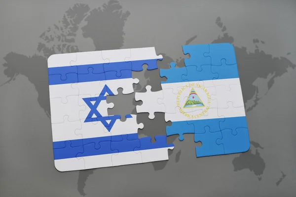 Quebra-cabeça com a bandeira nacional de israel e nicarágua em um fundo de mapa do mundo . — Fotografia de Stock