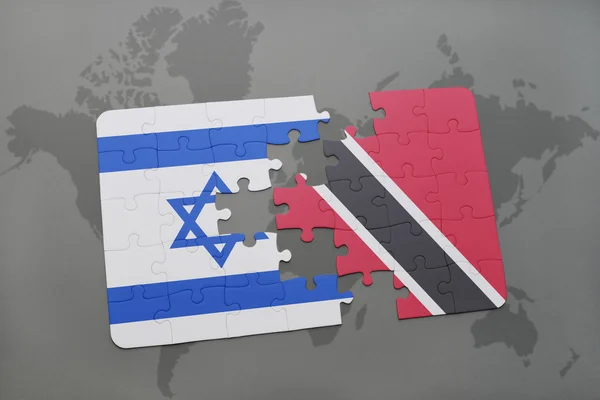 Quebra-cabeça com a bandeira nacional de israel e trinidad e tobago em um fundo de mapa do mundo . — Fotografia de Stock