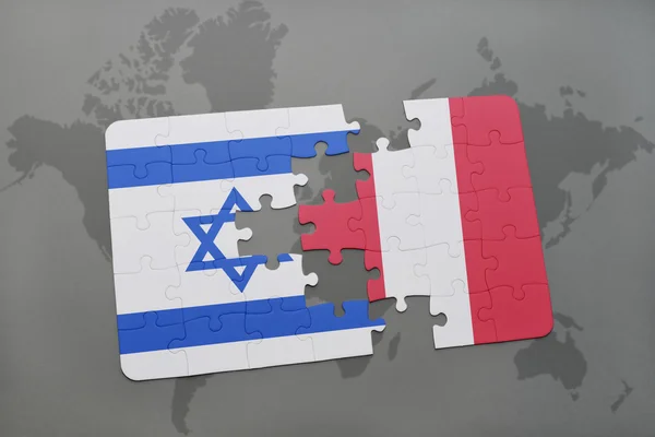 Puzzle avec le drapeau national d'Israël et du Pérou sur un fond de carte du monde . — Photo