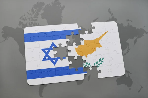 Quebra-cabeça com a bandeira nacional de israel e cyprus em um fundo de mapa do mundo . — Fotografia de Stock