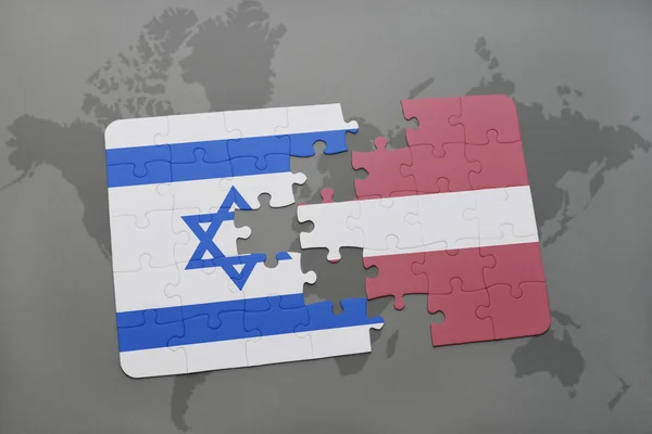 Quebra-cabeça com a bandeira nacional de israel e latviaon um mapa do mundo de fundo . — Fotografia de Stock