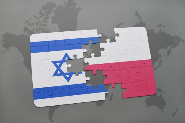 Quebra-cabeça com a bandeira nacional de israel e polônia em um fundo de mapa do mundo . — Fotografia de Stock