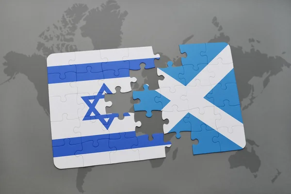 Quebra-cabeça com a bandeira nacional de israel e scotland em um fundo de mapa do mundo . — Fotografia de Stock