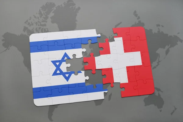 Quebra-cabeça com a bandeira nacional de israel e suíça em um fundo de mapa do mundo . — Fotografia de Stock