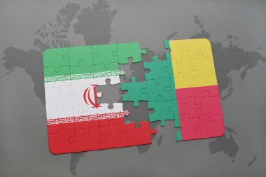 bir dünya haritası arka plan üzerinde İran ve Benin ulusal bayrağı ile bulmaca.