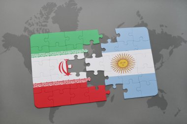 bir dünya haritası arka plan üzerinde İran ve Arjantin ulusal bayrağı ile bulmaca.