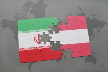 bir dünya haritası arka plan üzerinde İran ve Avusturya ulusal bayrağı ile bulmaca.