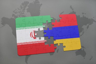 bir dünya haritası arka plan üzerinde İran ve Ermenistan ulusal bayrağı ile bulmaca.