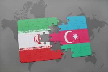 bir dünya haritası arka plan üzerinde İran ve Azerbaycan ulusal bayrağı ile bulmaca.