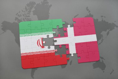 bir dünya haritası arka plan üzerinde İran ve Danimarka ulusal bayrağı ile bulmaca.