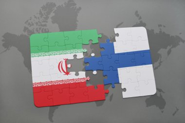 bir dünya haritası arka plan üzerinde İran ve Finlandiya ulusal bayrağı ile bulmaca.