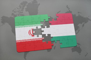 bir dünya haritası arka plan üzerinde İran ve Macaristan ulusal bayrağı ile bulmaca.