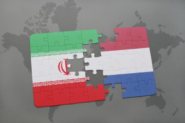bir dünya haritası arka plan üzerinde İran ve Hollanda ulusal bayrağı ile bulmaca.