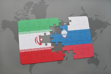bir dünya haritası arka plan üzerinde İran ve Slovenya ulusal bayrağı ile bulmaca.
