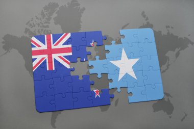 bir dünya haritası arka plan üzerinde Yeni Zelanda ve Somali ulusal bayrağı ile bulmaca.