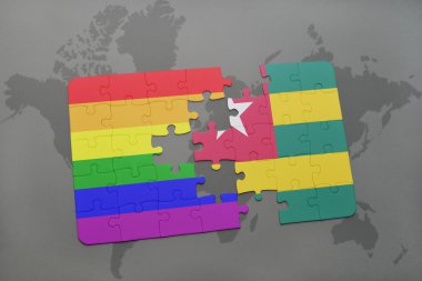 bir dünya haritası arka plan üzerinde togo ve gay gökkuşağı bayrağı ulusal bayrağı ile bulmaca.