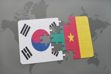 bir dünya haritası arka plan üzerinde Güney Kore ve Kamerun ulusal bayrağı ile bulmaca.