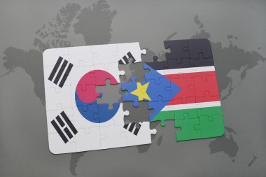 bir dünya haritası arka plan üzerinde Güney Kore ve Güney Sudan ulusal bayrağı ile bulmaca.