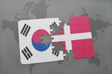 bir dünya haritası arka plan üzerinde Güney Kore ve Danimarka ulusal bayrağı ile bulmaca.