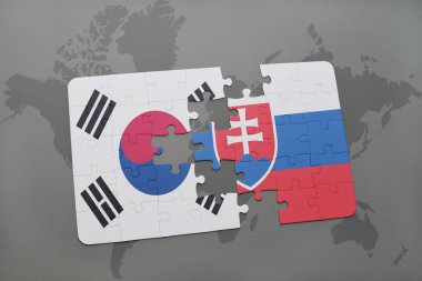 Kore Cumhuriyeti ve Slovakya ulusal bayrak dünya harita arka plan üzerinde ile bulmaca.