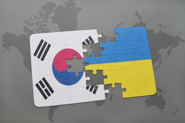 Güney Kore ve Ukrayna ulusal bayrak dünya harita arka plan üzerinde ile bulmaca.