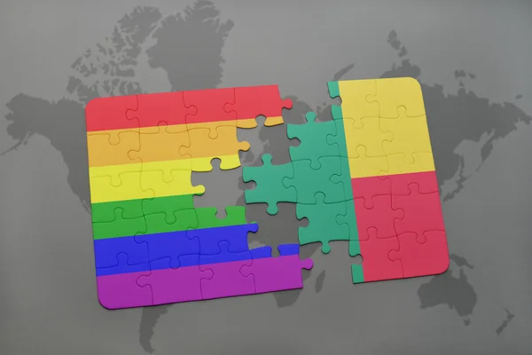 Puzzle z flagi narodowej Beninu i gejów flaga tęczy na mapie świata tle. — Zdjęcie stockowe