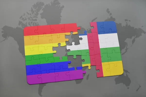 Hádanka s národní vlajkou Středoafrické republiky a gaye-duhové vlajky na pozadí mapy světa. — Stock fotografie