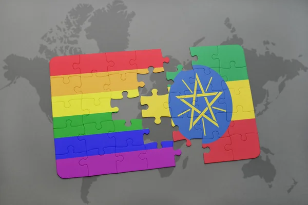 Rompecabezas con la bandera nacional de Etiopía y la bandera del arco iris gay en un fondo mapa del mundo . — Foto de Stock