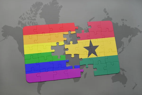 Rompecabezas con la bandera nacional de ghana y la bandera del arco iris gay en un fondo mapa del mundo . —  Fotos de Stock